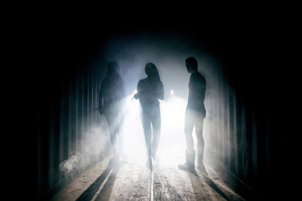 personen in tunnel