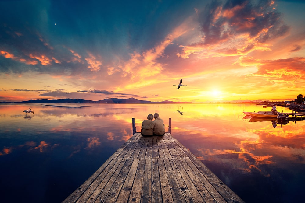 paar auf steg vor sonnenuntergang