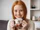 thumbnail Frau hält Adels-Tasse von sich