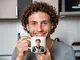 thumbnail Mann hält Adels-Tasse von sich